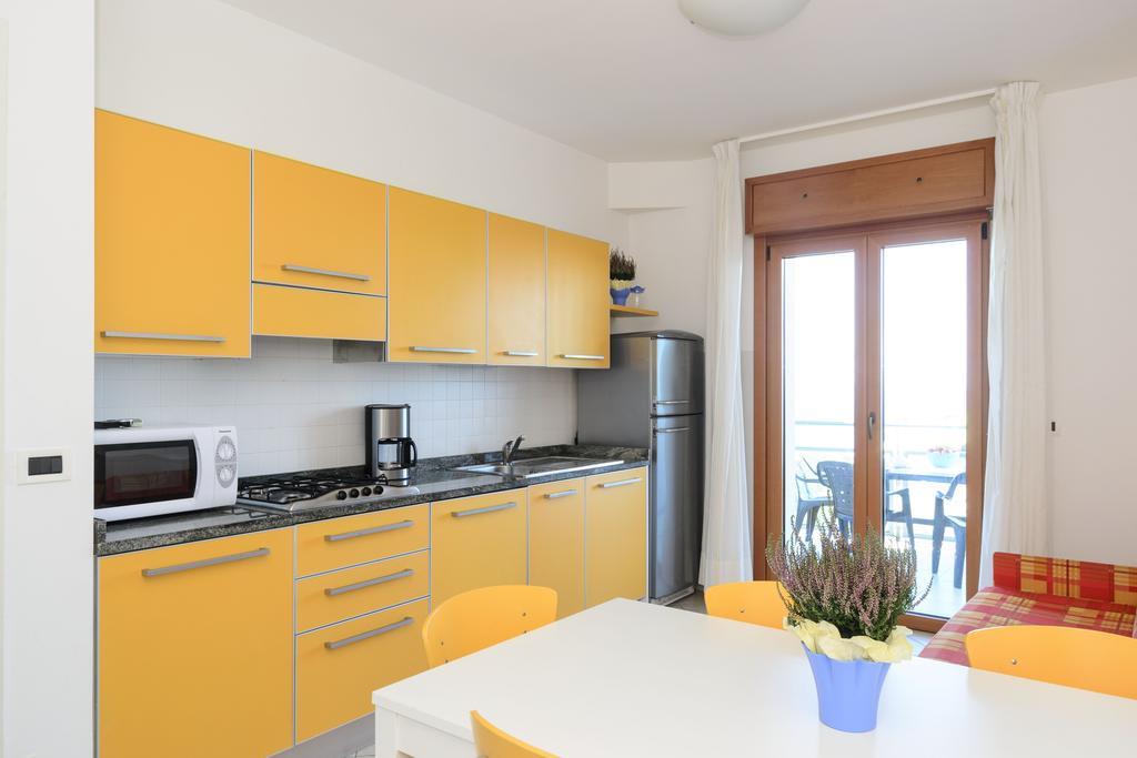 Sunbeach Apartments Lignano Sabbiadoro Esterno foto